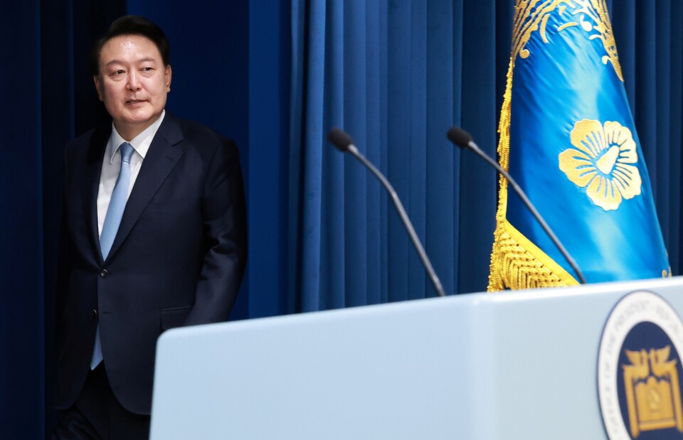 윤석열 대통령이 지난 22일 서울 용산 대통령실 청사에서 홍철호 신임 대통령실 정무수석을 소개하기 위해 브리핑실 마이크 앞으로 향하는 모습 (사진=연합뉴스)