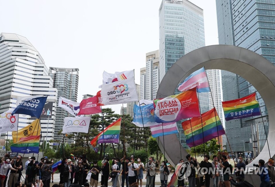 2022년 5월 14일 용산역 광장에서 성소수자차별반대 무지개행동 주최로 성소수자 차별 반대 집회가 열리고 있다. (서울=연합뉴스)