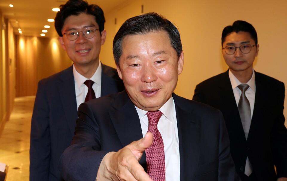 국민의힘 이철규 의원이 25일 영입인재 낙천자들과 조찬모임을 하기 위해 여의도 한 식당으로 들어가고 있다. 왼쪽은 조정훈 의원. (사진=연합뉴스)