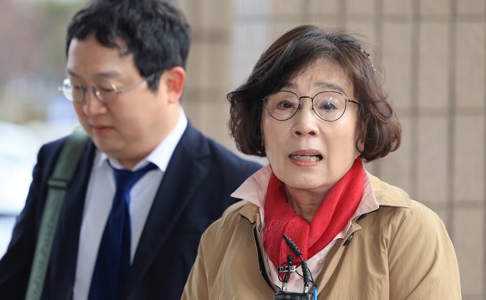 유시춘 EBS 이사장이 지난 3월 26일 정부과천청사 방송통신위원회에서 열린 EBS 이사장 해임 전 청문에 출석하기에 앞서 입장을 밝히고 있다 (사진=연합뉴스)