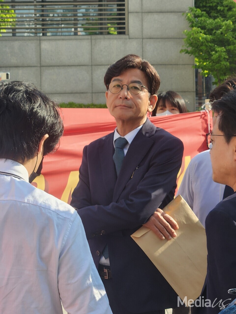 EBS 부사장에 임명된 김성동 전 월간조선 편집장이 3일 오전 8시 출근을 시도하고 있다. (사진=미디어스)