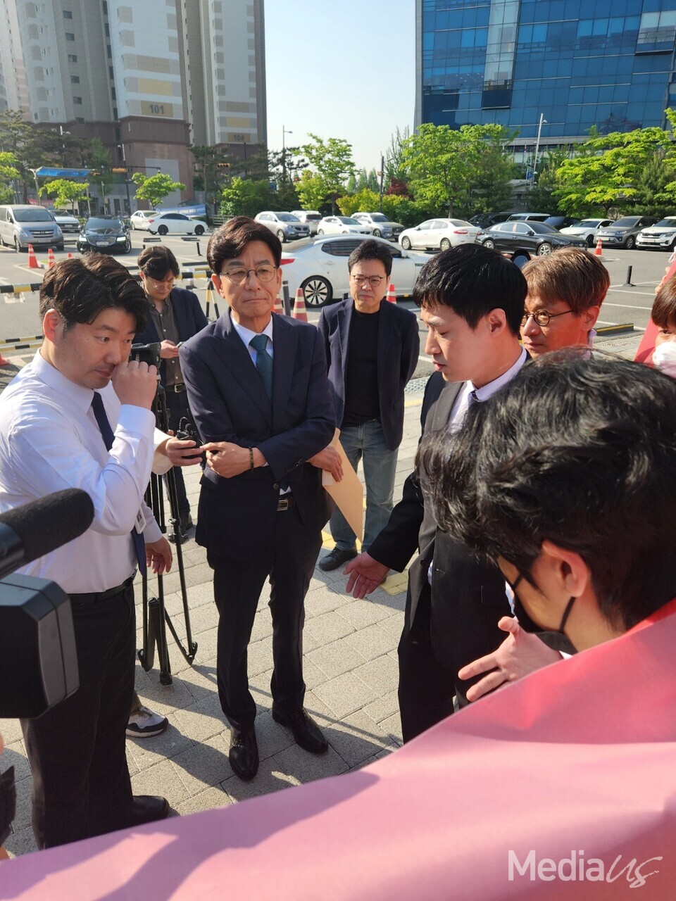 EBS 부사장에 임명된 김성동 전 월간조선 편집장이 3일 오전 8시 출근을 시도하고 있다. (사진=미디어스)