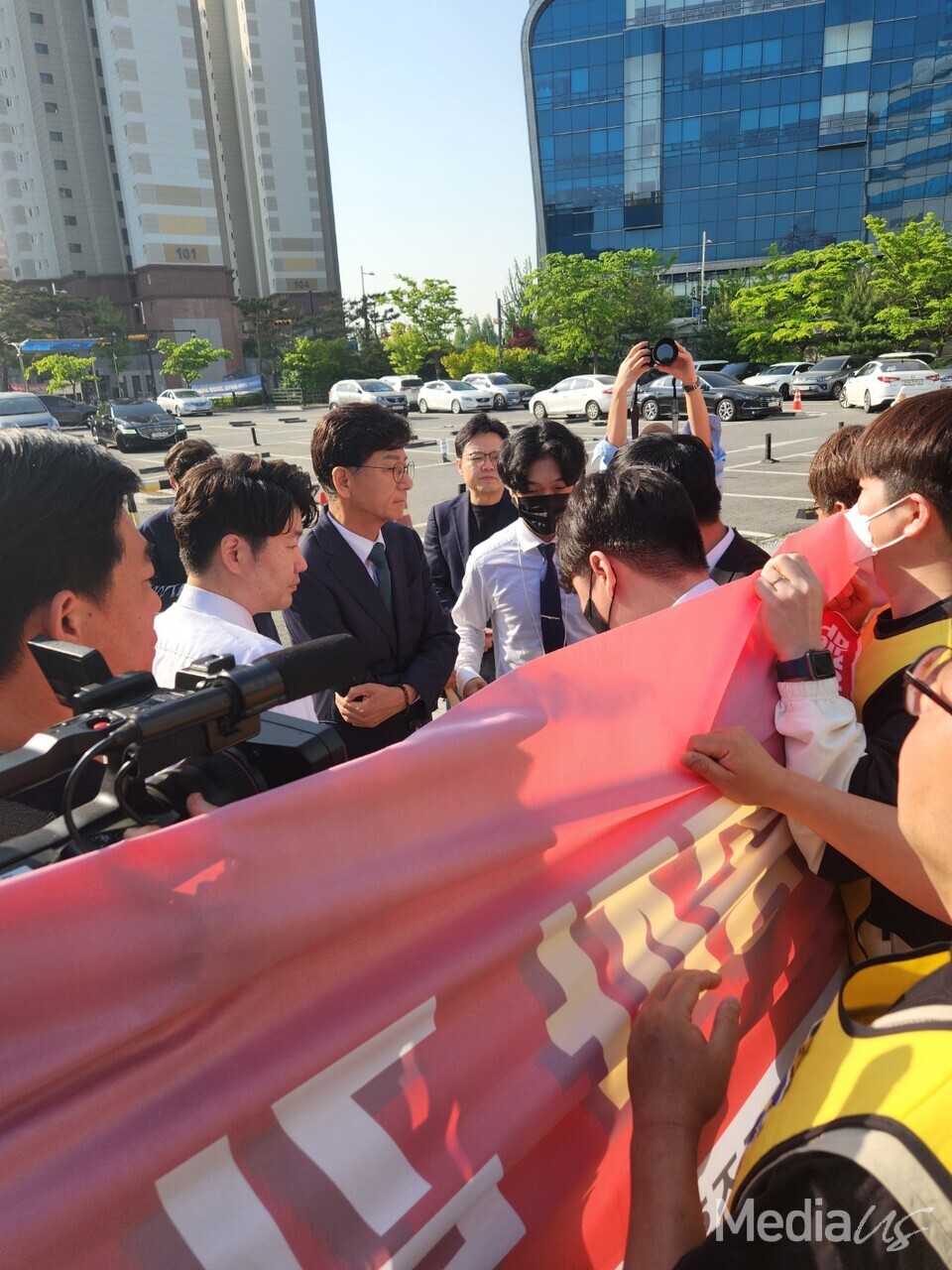 EBS 부사장에 임명된 김성동 전 월간조선 편집장이 3일 오전 8시 출근을 시도하고 있다. (사진=미디어스)