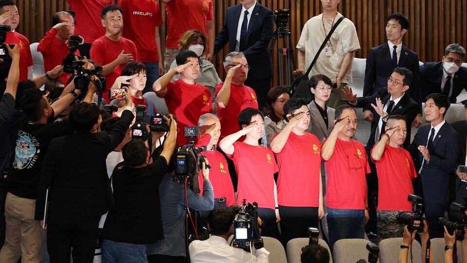 2일 서울 여의도 국회에서 열린 본회의에서 '해병대 채상병 사망사건 수사외압 의혹 특별검사법'이 통과되자 방청석에 있던 해병대 예비역 연대 회원들이 거수경례하고 있다 (사진=연합뉴스)