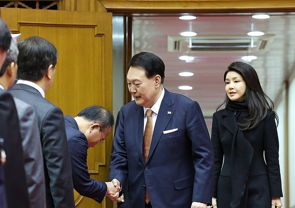 지난해 12월 15일 네덜란드 국빈 방문 일정을 마치고 귀국한 윤석열 대통령 부부가 성남 서울공항 2층 실내행사장에서 마중나온 국민의힘 윤재옥 원내대표 등과 인사하는 모습. 김건희 여사는 이날 이후 공개석상에 모습을 드러내지 않고 있다. (사진=연합뉴스)