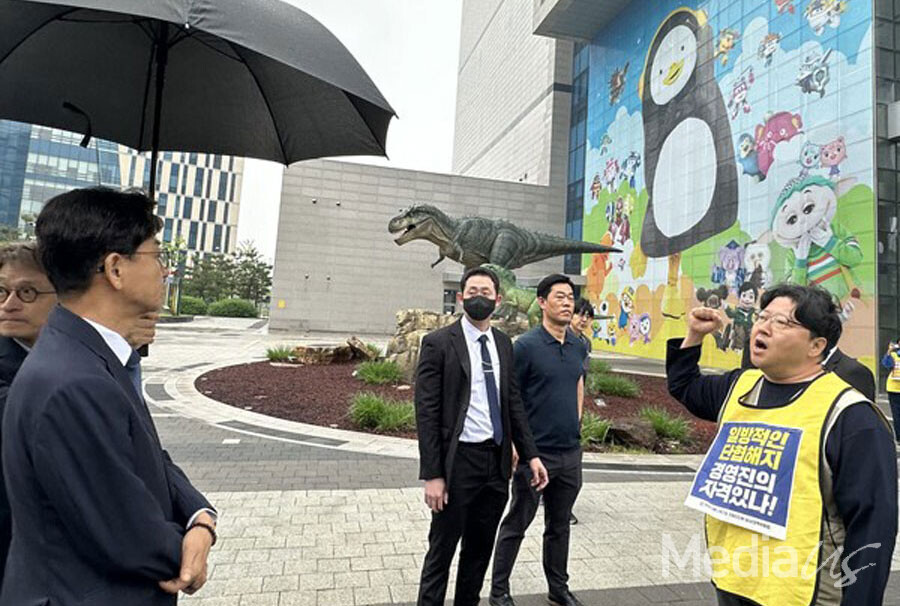 전국언론노동조합 EBS지부가 7일 김성동 부사장의 출근길 저지 투쟁을 하고 있다.(사진=미디어스)