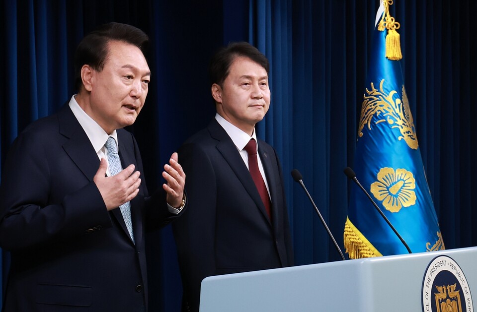 윤석열 대통령이 7일 서울 용산 대통령실 청사에서 열린 인사브리핑에서 신임 대통령실 민정수석비서관에 임명한 김주현 전 법무차관을 소개하고 있다 (사진=연합뉴스)