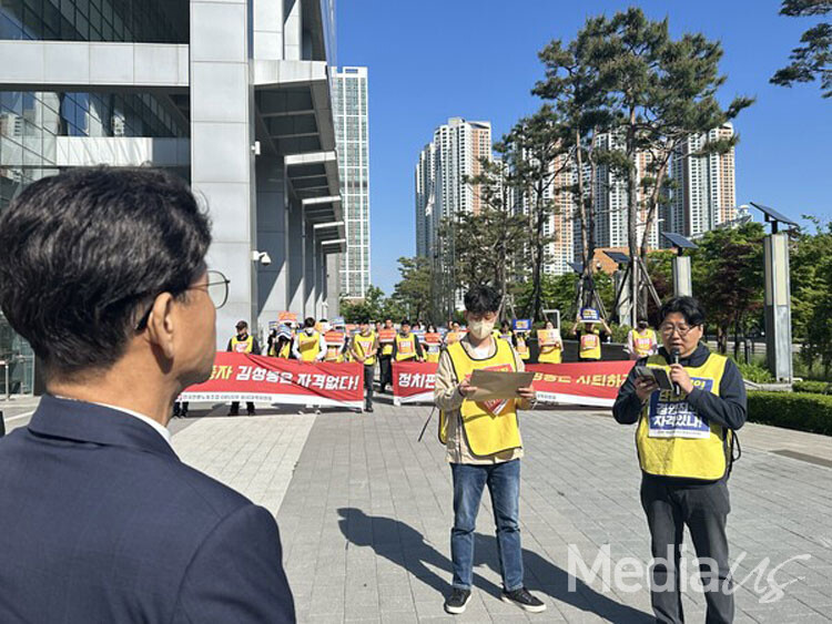 8일 박유준 언론노조 EBS지부장이 3차 출근을 시도하는 김성동 부사장 앞에서 공개 질의서를 읽고 있다. (사진=미디어스)