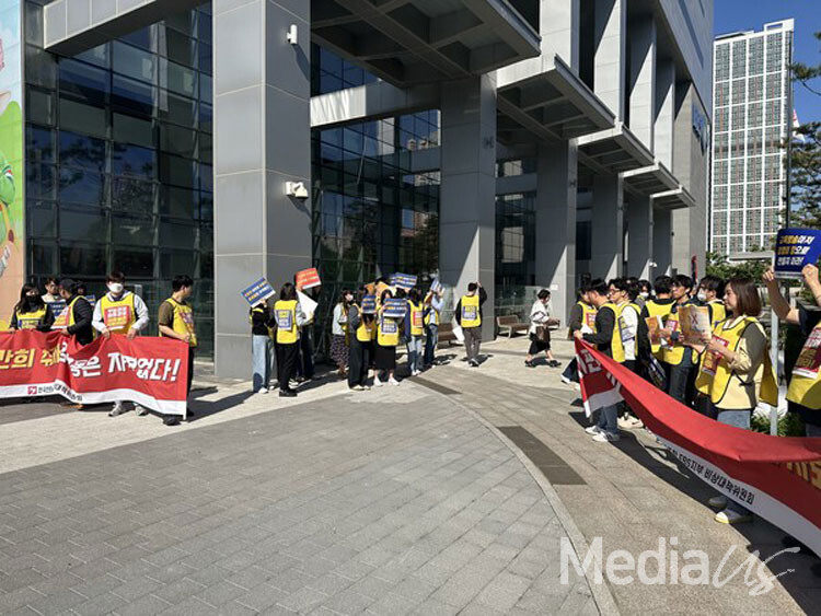 8일 언론노조 EBS지부가 김성동 부사장의 출근길을 터주고 있다.(사진=미디어스)