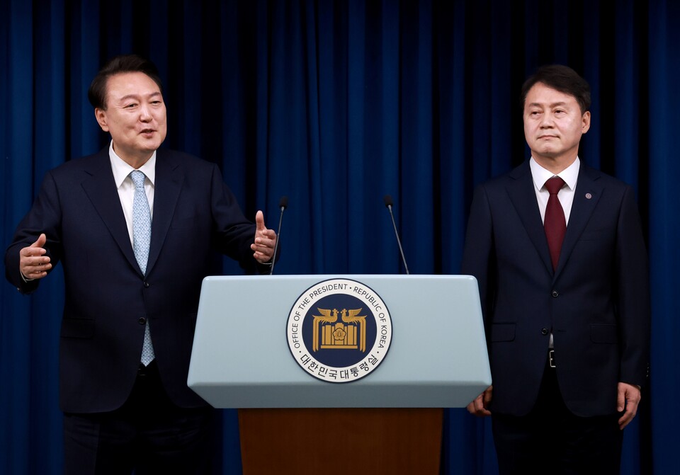 윤석열 대통령이 7일 서울 용산 대통령실 청사에서 신임 민정수석에 임명한 김주현 전 법무차관을 소개한 뒤 취재진의 질문에 답하고 있다 (사진=연합뉴스)