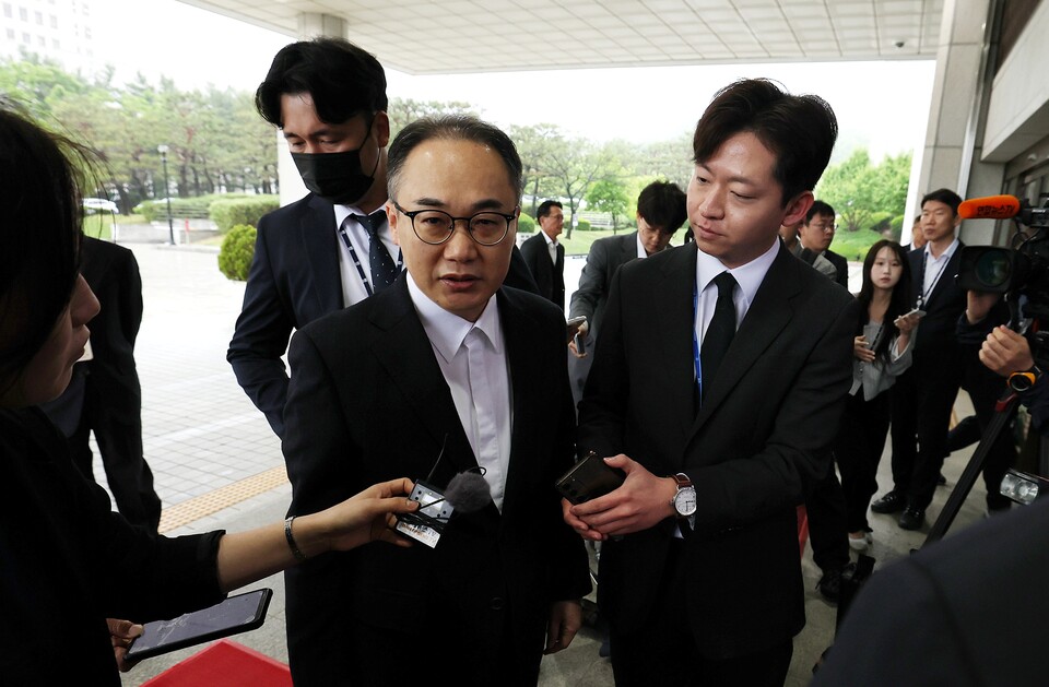 윤석열 대통령 배우자 김건희 씨의 '명품가방 수수 의혹'에 대해 전담수사팀을 꾸려 신속히 수사하라고 지시한 이원석 검찰총장이 7일 오전 서울 서초구 대검찰청으로 출근하며 취재진의 질문에 답하는 모습 (사진=연합뉴스)