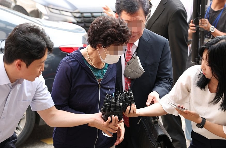 윤석열 대통령의 장모 최은순 씨(가운데)가 지난해 7월 21일 경기도 의정부시 가능동 의정부지방법원에서 통장 잔고증명 위조 등 혐의 관련 항소심 재판을 위해 법정으로 이동하는 모습 (사진=연합뉴스)