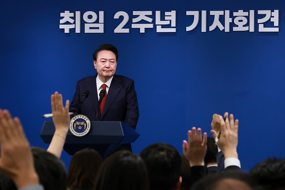 윤석열 대통령이 9일 오전 서울 용산 대통령실 청사 브리핑실에서 열린 '윤석열 정부 2년 국민보고 및 기자회견'에서 질문을 위해 손을 든 기자들의 모습을 바라보고 있다 (사진=연합뉴스)