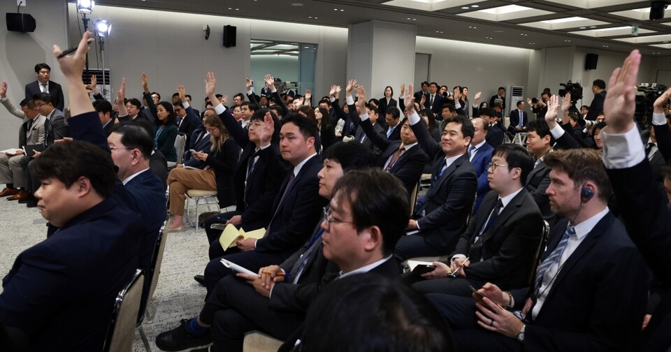 9일 오전 서울 용산 대통령실 청사 브리핑실에서 열린 '윤석열정부 2년 국민보고 및 기자회견'에서 취재진이 질문을 위해 손을 들고 있다 (사진=연합뉴스)