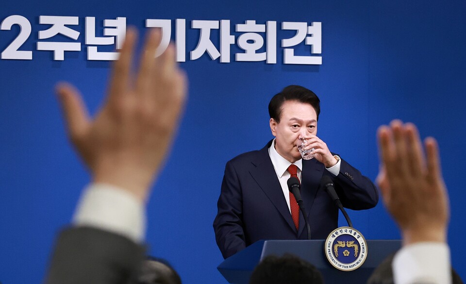 윤석열 대통령이 9일 오전 서울 용산 대통령실 청사 브리핑실에서 열린 '윤석열정부 2년 국민보고 및 기자회견'에서 취재진의 질문을 받고 있다 (사진=연합뉴스)
