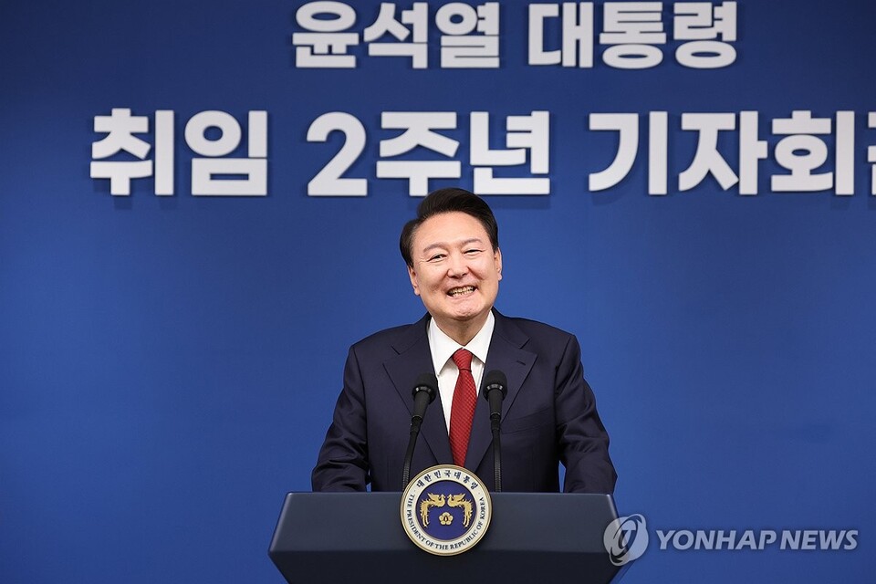 윤석열 대통령이 9일 오전 서울 용산 대통령실 청사 브리핑실에 취임 2주년을 맞아 기자회견을 하고 있다. (서울=연합뉴스)