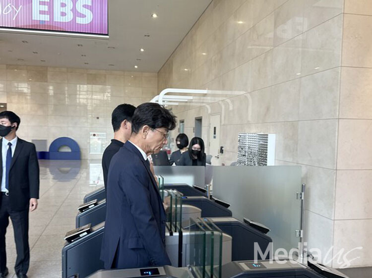 ​8일 언론노조 EBS지부가 김성동 부사장의 출근길을 터주고 있다.(사진=미디어스)​