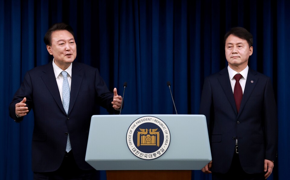 윤석열 대통령이 지난 7일 서울 용산 대통령실에서 김주현 신임 민정수석(오른쪽) 임명 소식을 밝히고 기자들에게 설명하고 있다 (사진=연합뉴스)