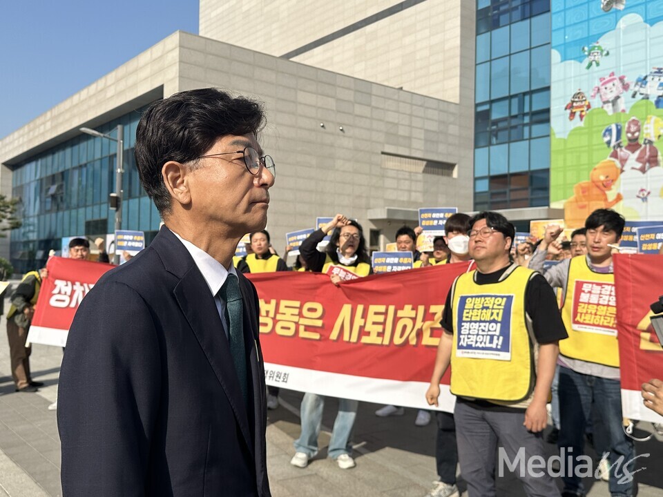 EBS 부사장에 임명된 김성동 전 월간조선 편집장이 3일 오전 8시 출근을 시도하고 있다. (사진=미디어스)