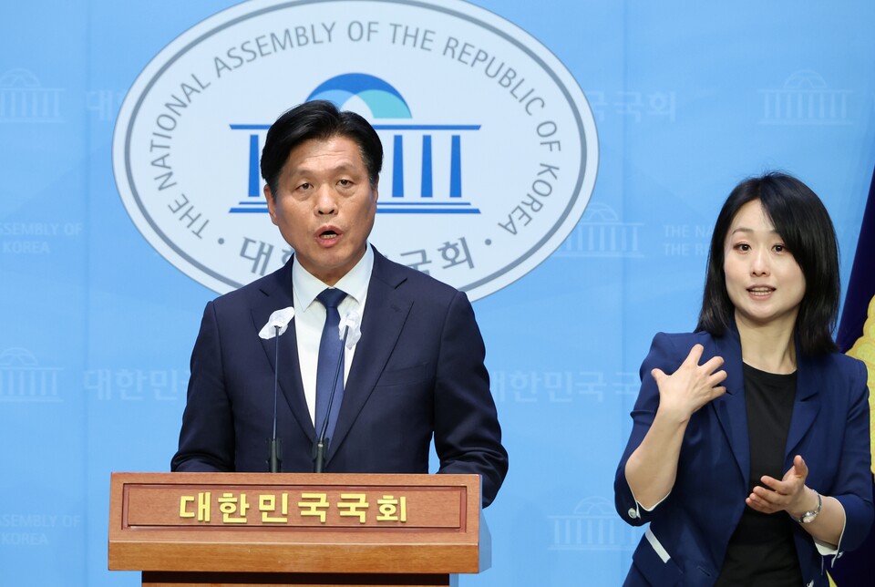 국회 과학기술정보방송통신위원회(과방위) 더불어민주당 간사 조승래 의원이 14일 오후 서울 여의도 국회 소통관에서 라인야후 사태 등 현안 논의를 위한 과방위 개최에 협조해 줄 것을 국민의힘에 요구하고 있다 (사진=연합뉴스)