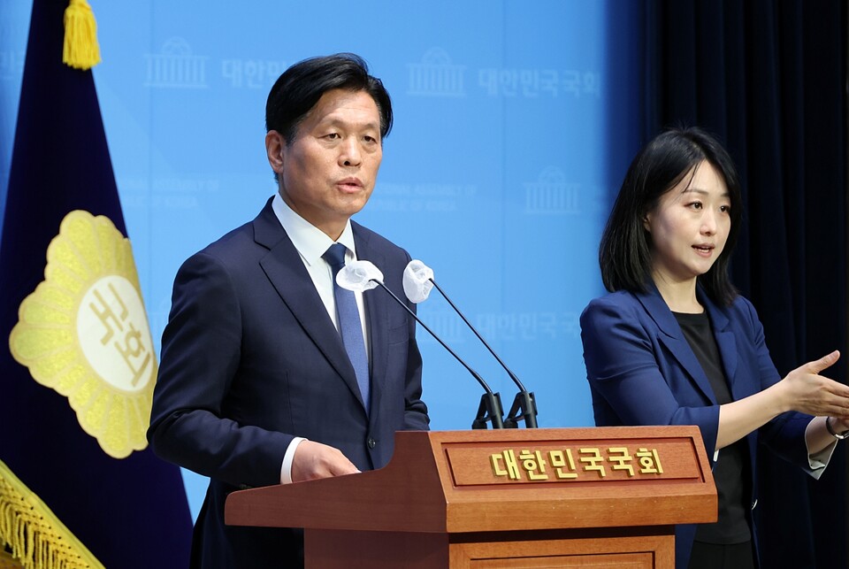 국회 과학기술정보방송통신위원회(과방위) 더불어민주당 간사 조승래 의원이 지난 14일 서울 여의도 국회 소통관에서 라인야후 사태 등 현안 논의를 위한 과방위 개최에 협조해 줄 것을 국민의힘에 요구하고 있다 (사진=연합뉴스)