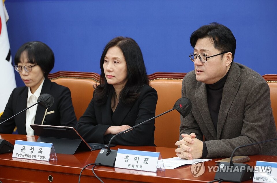 지난 1월 23일 국회에서 열린 방심위원 불법 해촉 대응 긴급간담회. 왼쪽부터 김유진·윤성옥 위원과 홍익표 민주당 원내대표. (사진=연합뉴스)