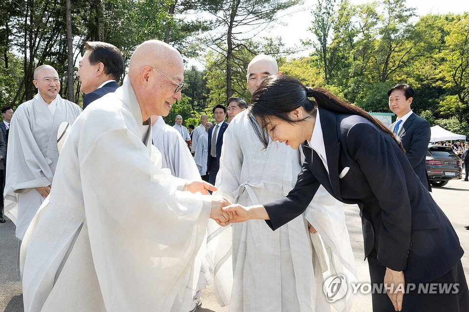 김건희 여사가 19일 경기도 양주시 회암사지에서 열린 '회암사 사리 이운 기념 문화축제 및 삼대화상 다례재'에 참석하며 조계종 총무원장 진우스님과 인사하고 있다. [대통령실 제공=연합뉴스]
