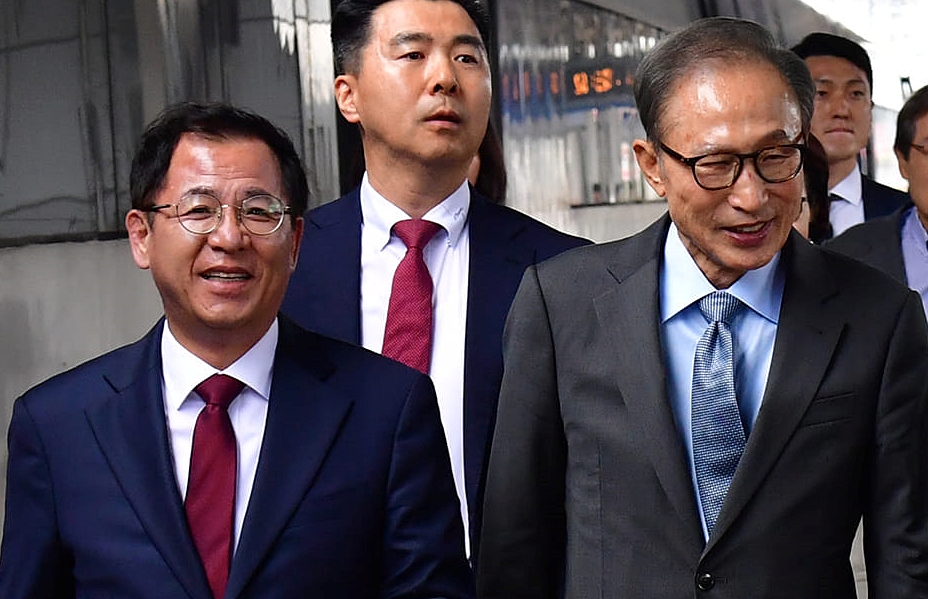 이명박 전 대통령이 16일 경북 포항역에 도착해 이상휘 국회의원 당선자와 대합실로 이동하고 있다 (사진=이상휘 당선자 페이스북)