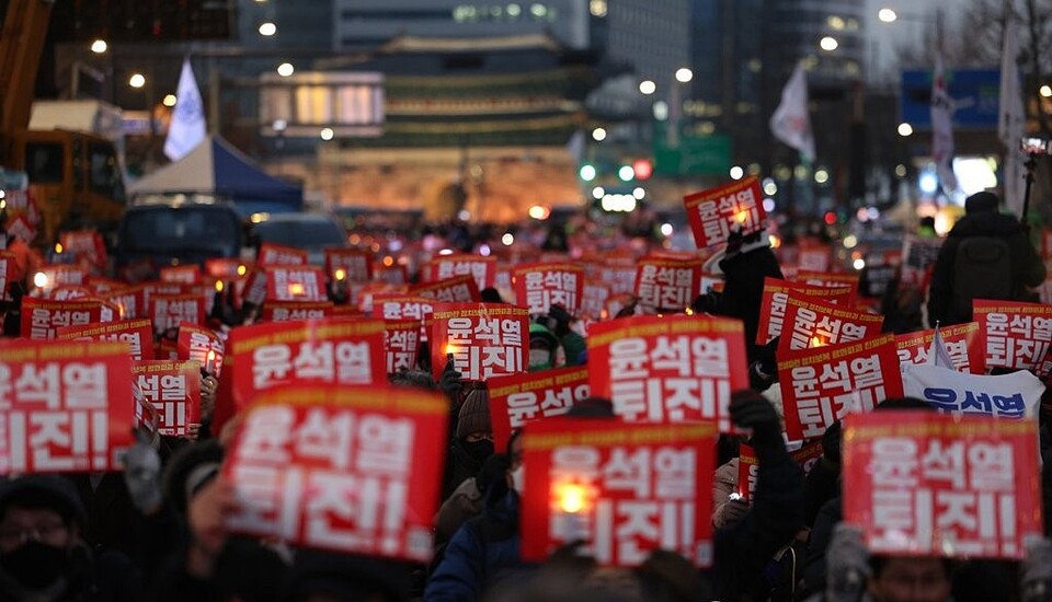 2022년 12월 3일 서울시청 인근에서 촛불전환행동 주최로 윤석열 정부를 규탄하는 촛불집회가 열린 모습 (사진=연합뉴스)