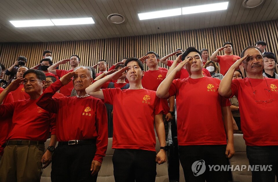 2일 국회에서 열린 본회의에서 '해병대 채해병 사망사건 수사외압 의혹 특별검사법'이 통과되자 방청석에 있던 해병대 예비역 연대 회원들이 거수경례하고 있다. (사진=연합뉴스)