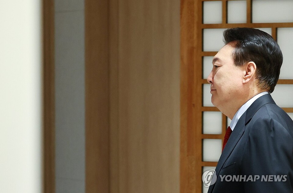 윤석열 대통령이 21일 서울 용산 대통령실 청사에서 열린 주한대사 신임장 제정식을 마친 뒤 환담장으로 향하고 있다. (사진=연합뉴스)