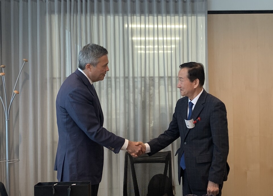 류희림 방통심의위원장과 마컴 에릭슨 구글 정부대외정책 담당 부사장이 16일(한국시간) 미국 워싱턴DC에서 실무협의를 하고 있다. (사진=방통심의위)