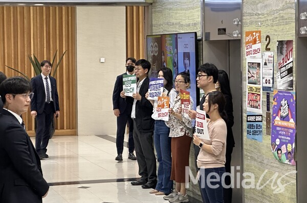 KBSPD 협회와 언론노조 KBS본부가 22일 이사회가 열리는 사옥 안에서 '역사저널 그날' 사태해결 촉구 피케팅을 하고 있다.(사진=미디어스)