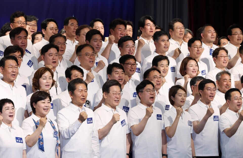 22일 충남 스플라스리솜에서 열린 제22대 국회 더불어민주당 당선인 워크숍에서 이재명 대표와 박찬대 원내대표, 당선인들이 구호를 외치고 있다 (사진=연합뉴스)