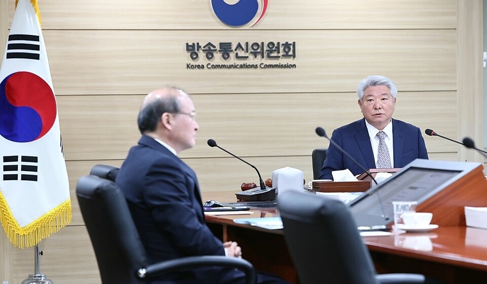 방송통신위원회 전체회의. 현행법상 5인 상임위원으로 구성되는 방송통신위원회는 현재 김홍일 위원장과 이상인 부위원장 2인 체제로 운영되고 있다