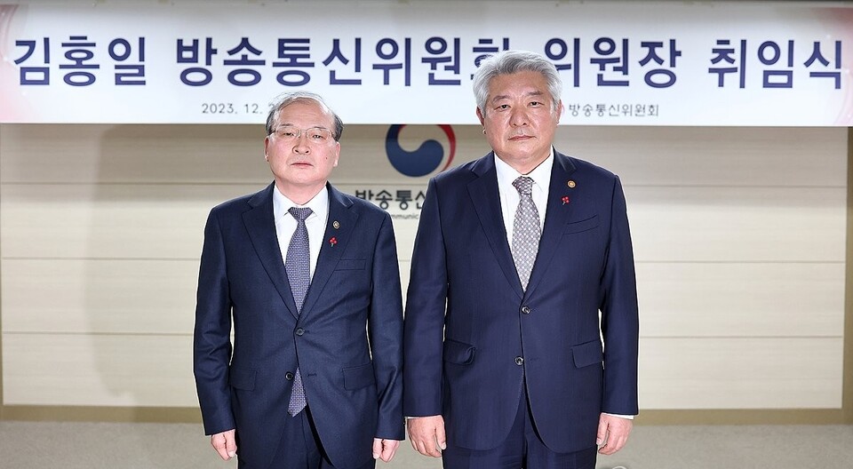 김홍일 신임 방송통신위원장(오른쪽)이 지난해 12월 29일 오후 정부과천청사 내 방송통신위원회에서 열린 취임식에서 이상인 부위원장과 기념촬영을 하고 있다 (사진=연합뉴스)