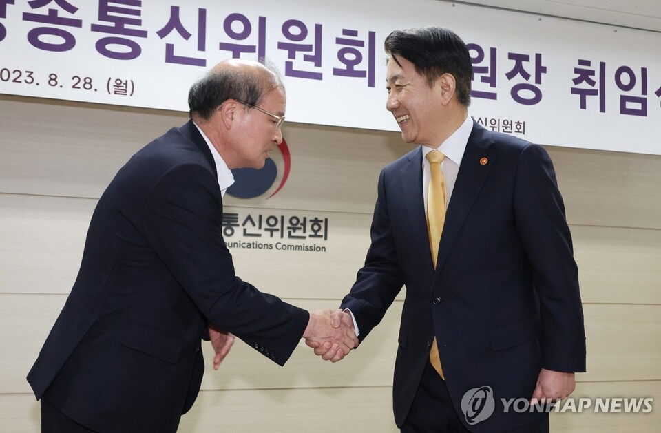 지난해 8월 28일 당시 이동관 신임 방송통신위원장이 취임식에서 이상인 방송통신위원회 상임위원과 악수하는 모습 (사진=연합뉴스)