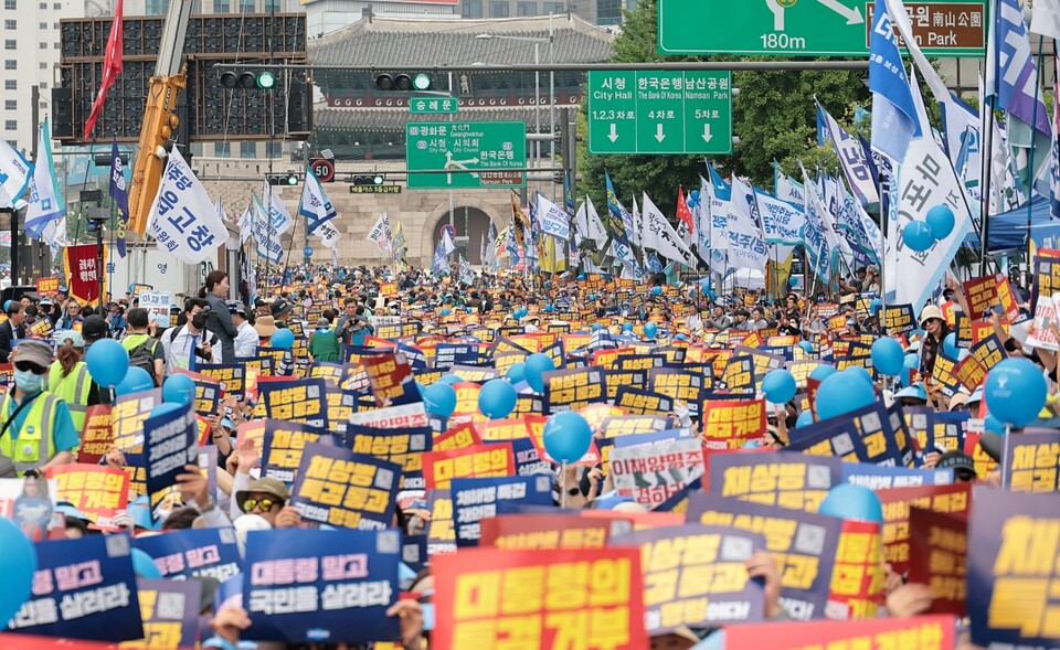 지난 25일 서울역 앞에서 열린 야당·시민사회 공동 '해병대원특검법 거부 규탄 및 통과 촉구 범국민대회'에서 참가자들이 구호를 외치고 있다 (사진=연합뉴스)