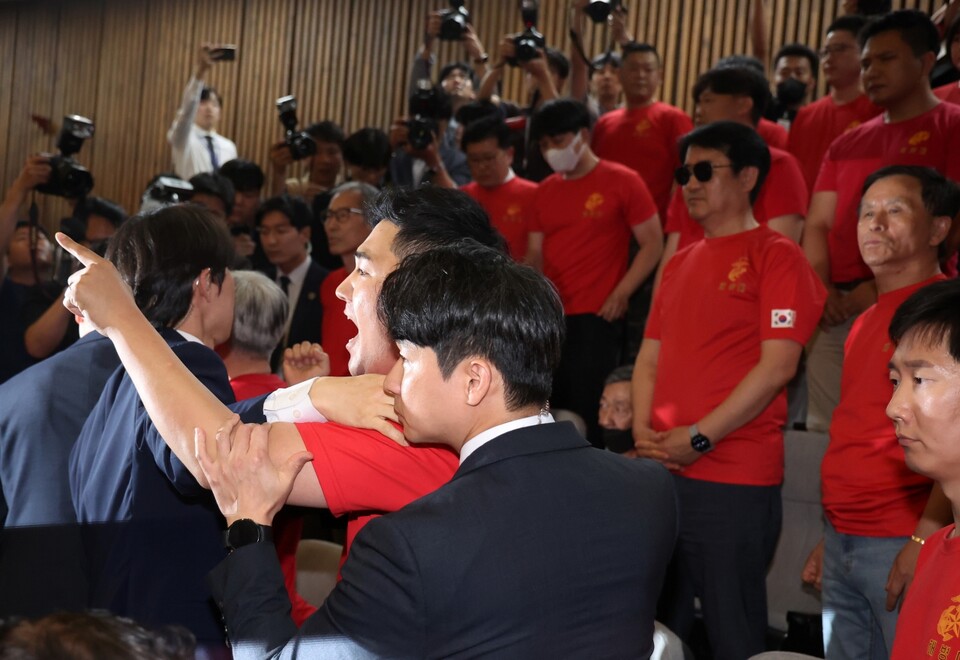 28일 오후 국회에서 열린 본회의에서 해병대예비역연대 회원들이 재의결 안건으로 상정된 '해병대 채상병 사망사건 수사외압 의혹 특별검사법'이 부결되자 국민의힘 의원들을 향해 소리치고 있다 (사진=연합뉴스)