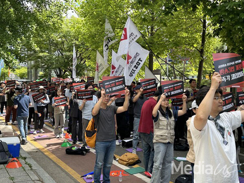 언론장악저지공동행동과 전국언론노동조합은 28일 서울 여의도 국회 앞에서 ‘언론장악 국정조사 쟁취’ ‘방송3법 재입법’ 총력결의대회를 열고 있다. (사진=미디어스)