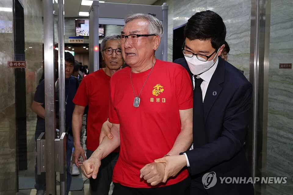 28일 오후 국회에서 열린 본회의에서 '해병대 채해병 사망사건 수사외압 의혹 특별검사법'이 부결되자 해병대예비역연대 회원이 울분을 토하며 본회의장에서 나오고 있다(사진=연합뉴스)