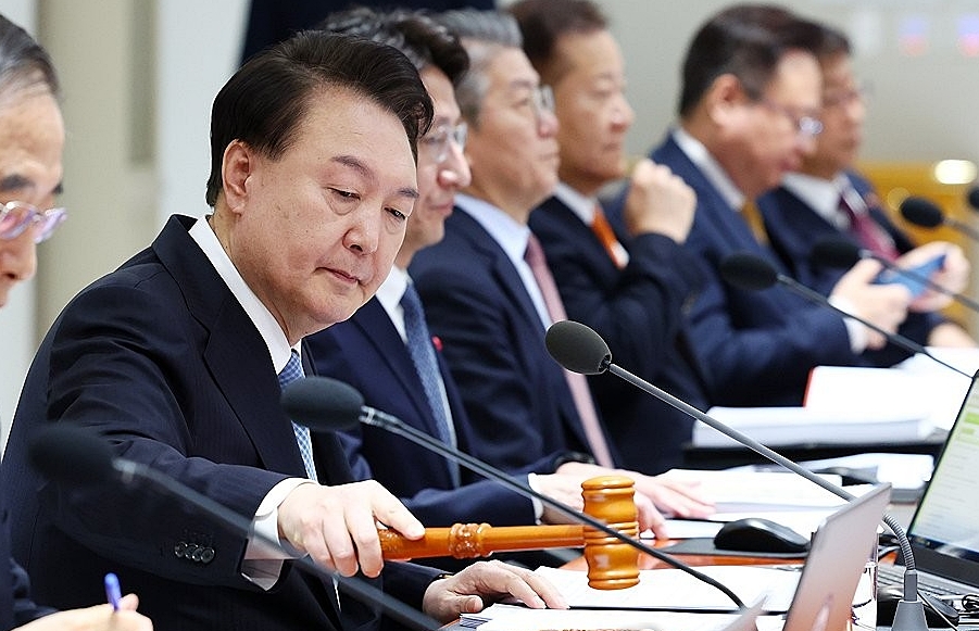 윤석열 대통령 서울 용산 대통령실 청사에서 열린 국무회의를 시작하며 의사봉을 두드리는 모습 (사진=연합뉴스)