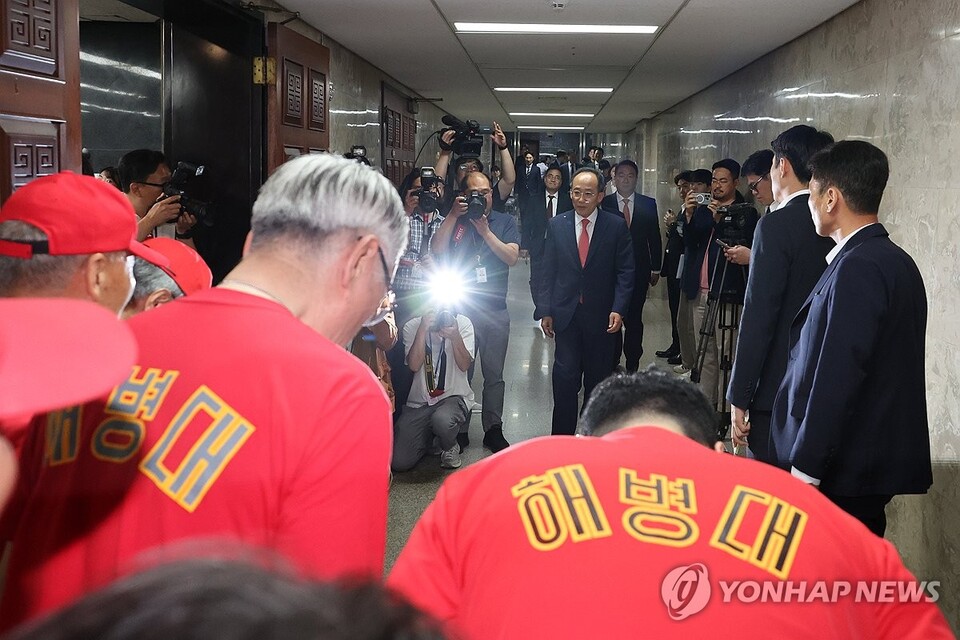해병대예비역연대 회원들이 28일 오후 서울 여의도 국회에서 국민의힘 비상의원총회에 참석하는 추경호 원내대표를 향해 고개를 숙이며 '채상병 특검법' 재의결에 협조해줄 것을 호소하고 있다. (서울=연합뉴스)