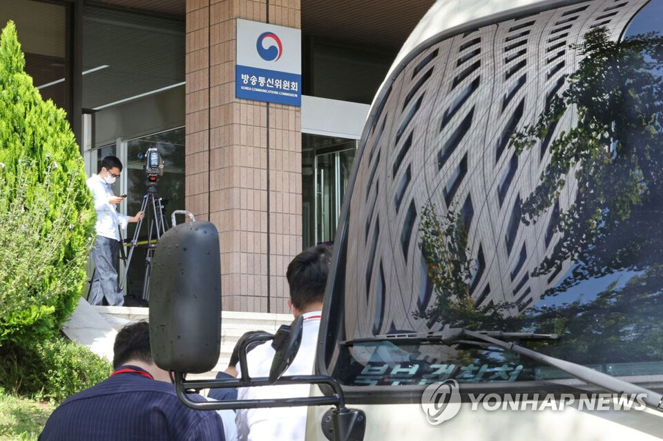 지난 2022년 9월 검찰이 압수수색 중인 정부과천청사 방송통신위원회 건물 앞에 검찰 차량이 주차되어 있는 모습 (사진=연합뉴스)