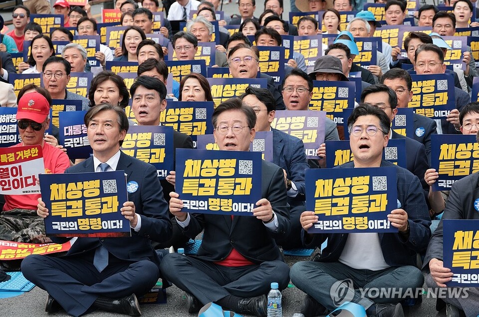 더불어민주당 이재명 대표와 박찬대 원내대표, 조국혁신당 조국 대표 등이 25일 오후 서울역 앞에서 열린 야당·시민사회 공동 해병대원특검법 거부 규탄 및 통과 촉구 범국민대회에서 구호를 외치고 있다. (서울=연합뉴스)