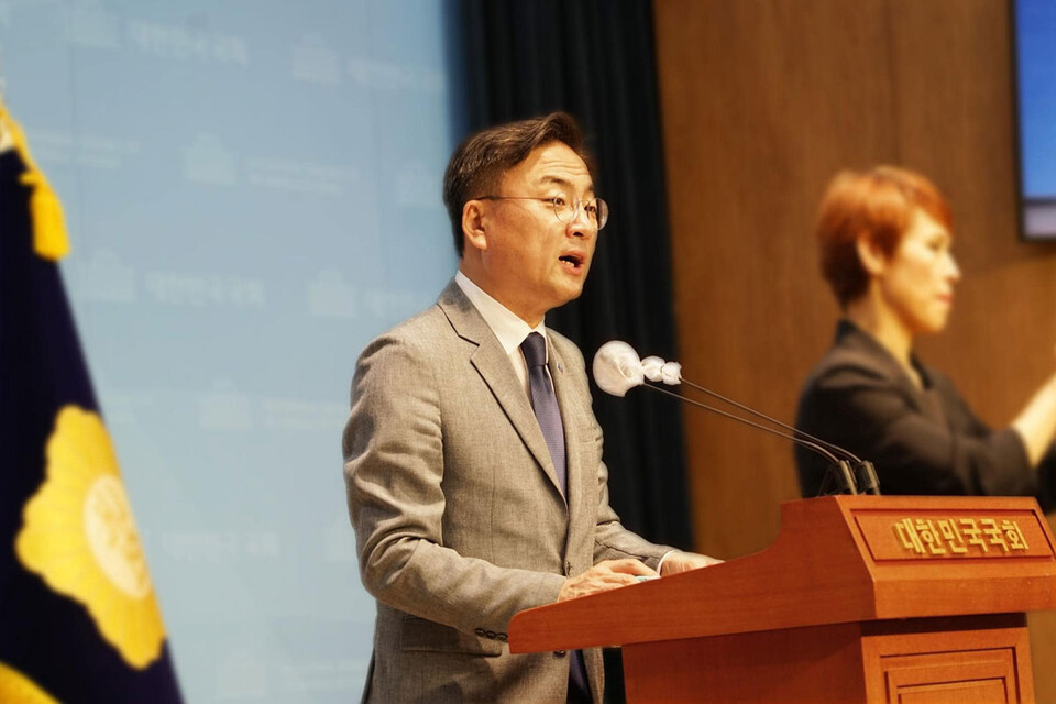 신장식 조국혁신당 의원이 국회 소통관에서 기자회견을 하고 있다. (사진 출처= 신장식 의원 페이스북)