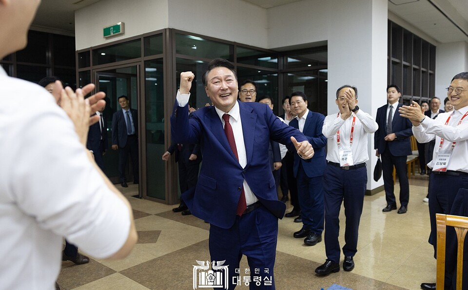 윤석열 대통령이 지난달 30일 충남 천안 재능교육연수원에서 열린 제22대 국민의힘 국회의원 워크숍에서 만찬을 마친 뒤 어퍼컷 세리머니를 하고 있다 (사진=대통령실)