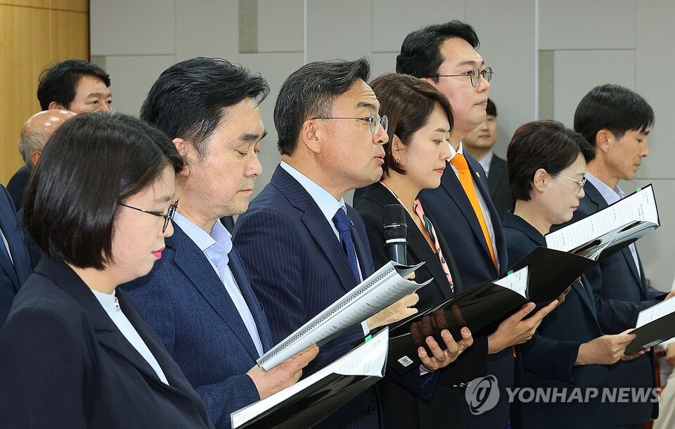 더불어민주당 고민정 의원, 개혁신당 천하람 원내대표, 새로운미래 김종민 의원 등이 4일 오후 국회 의원회관에서 열린 식 및 긴급간담회에서 출범선언문을 낭독하고 있다. (사진=연합뉴스)