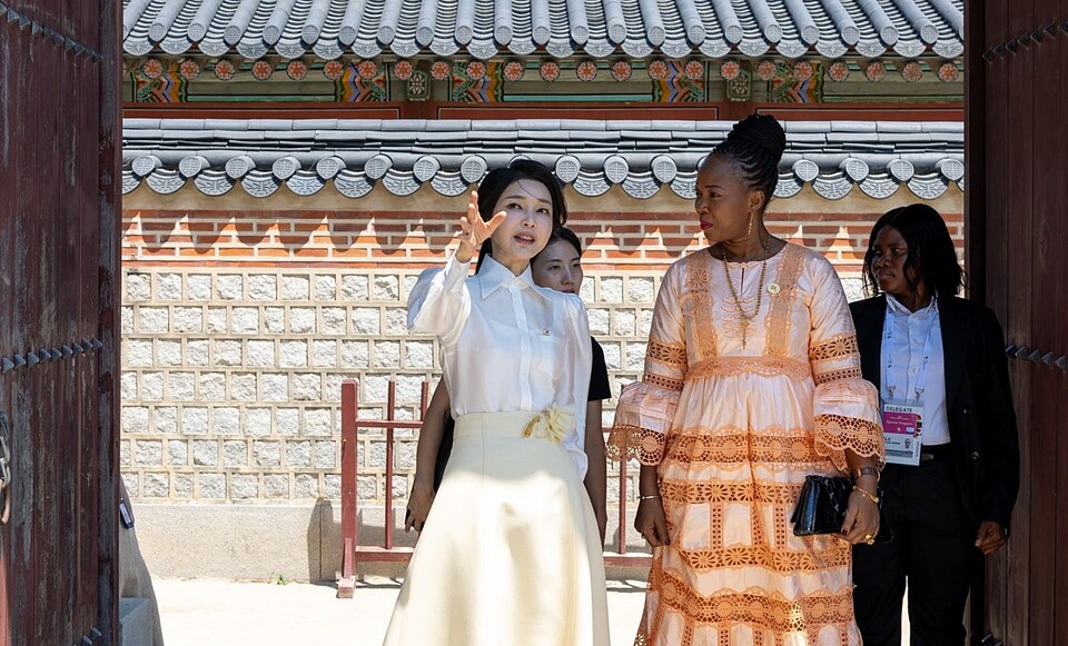 윤석열 대통령 배우자 김건희 씨가 4일 서울 종로구 경복궁 경회루 일대에서 2024 한-아프리카 정상회의 배우자 친교 행사로 파티마 마다 비오 시에라리온 정상 배우자와 함께 차담 전 산책하며 경복궁 경회루에 대해 설명하고 있다 (사진=대통령실)
