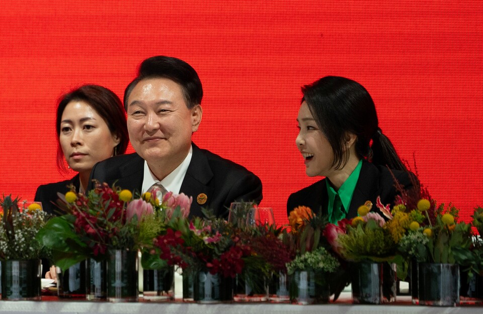 윤석열 대통령과 배우자 김건희 씨가 3일 서울 중구 신라호텔에서 열린 '2024 한·아프리카 정상회의' 환영 만찬에 참석해 문화 공연을 관람하고 있다 (대통령실=연합뉴스)